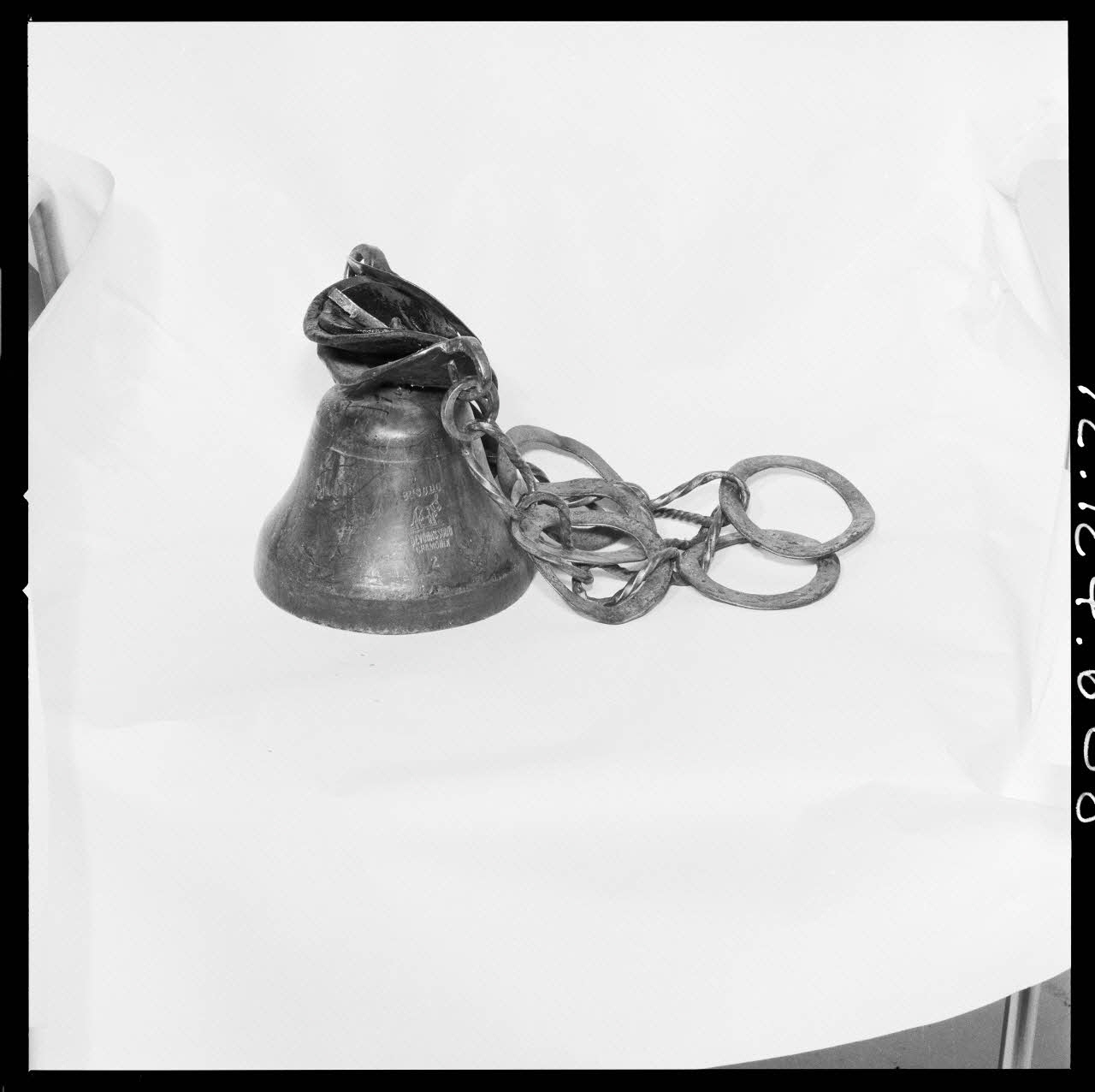 Réunion des musées nationaux - Grand Palais photographie Collier et cloche de vache France 1972 Ph.1972.124.608 Photo