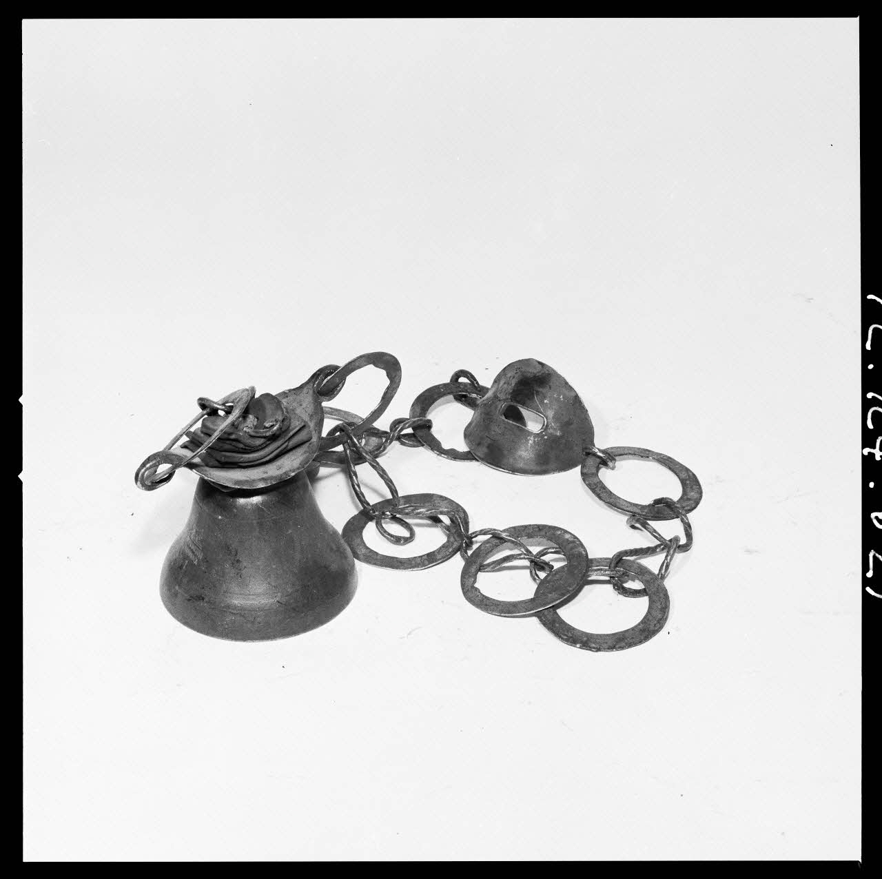 Réunion des musées nationaux - Grand Palais photographie Collier et cloche de vache. Buron France 1972 Ph.1972.124.621 Photo