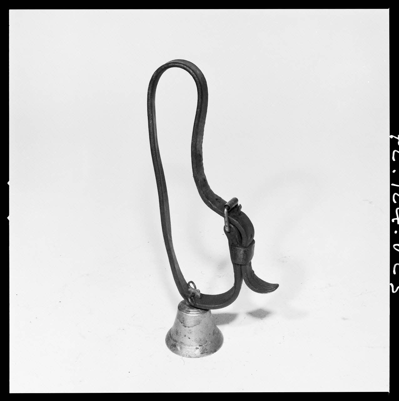 Réunion des musées nationaux - Grand Palais photographie Collier et cloche de veau. Buron France 1972 Ph.1972.124.623 Photo
