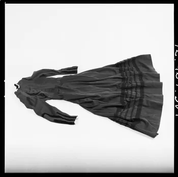 Réunion des musées nationaux - Grand Palais photographie Costume de paludière : robe France 1972 Ph.1972.124.967 Photo