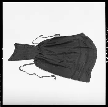 Réunion des musées nationaux - Grand Palais photographie Costume de paludière : tablier France 1972 Ph.1972.124.968 Photo