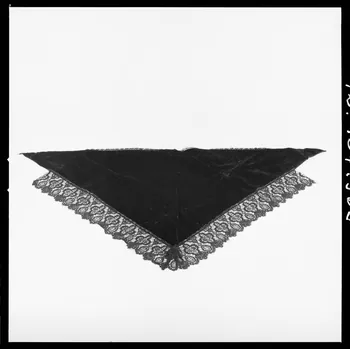Réunion des musées nationaux - Grand Palais photographie Costume de paludière : châle France 1972 Ph.1972.124.969 Photo
