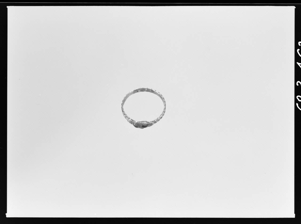 Alain Guey photographie Bague avec anneau tressé et deux mains entrelacées Ile-de-France, France 1968/3/1 Ph.1968.3.462 Photo
