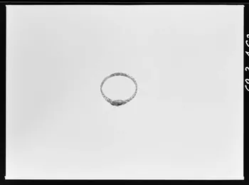 Alain Guey photographie Bague avec anneau tressé et deux mains entrelacées Ile-de-France, France 1968/3/1 Ph.1968.3.462  Photo