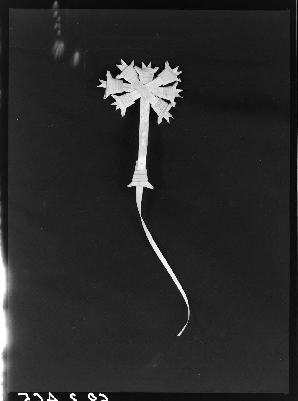 Alain Guey photographie Croix de roseau pour la fête des rameaux Ile-de-France, France 1968/3/1 Ph.1968.3.465 Photo