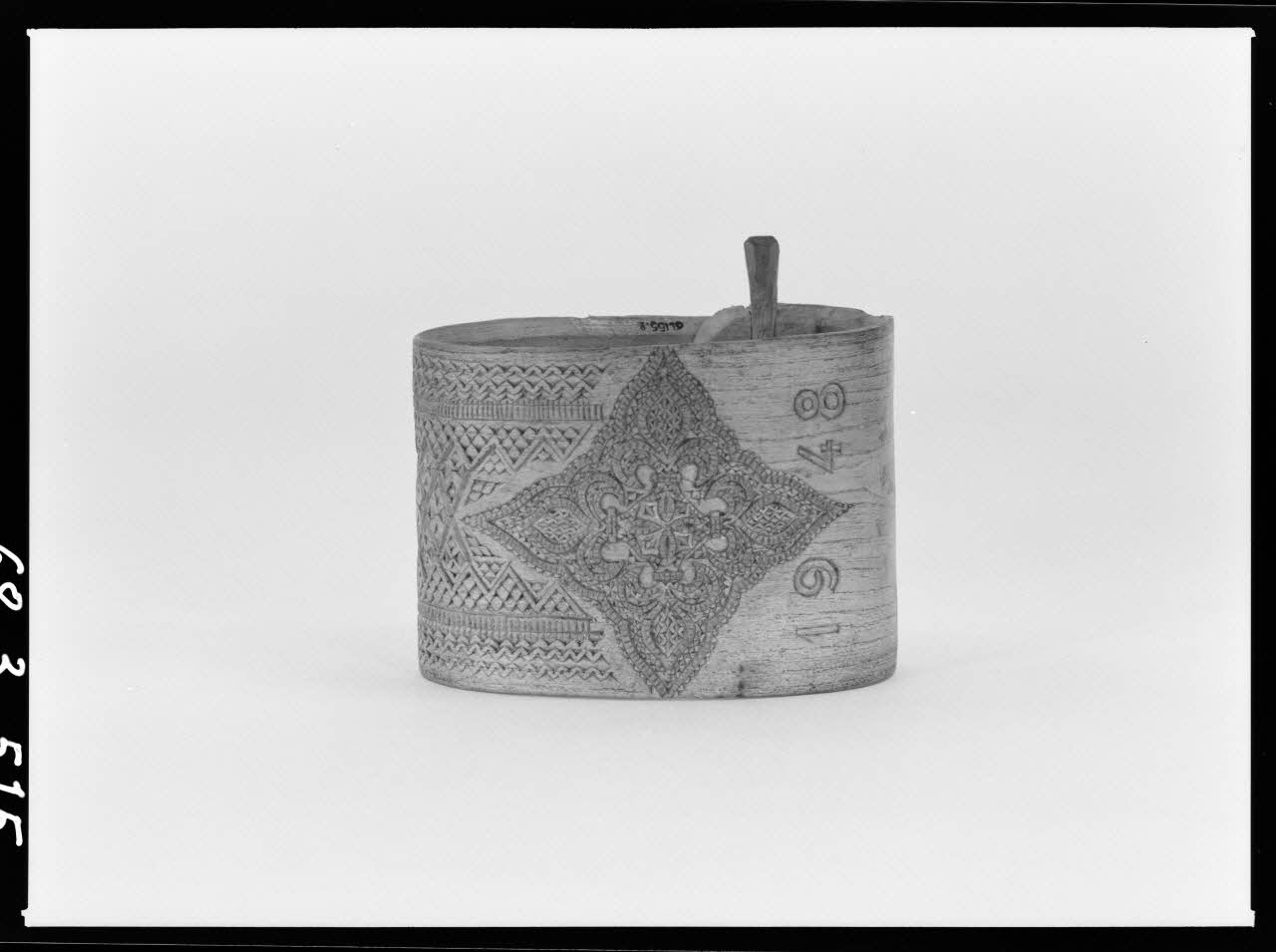 Alain Guey photographie Collier rond décoré d'une étoile à quatre branches avec initiales "HB" Ile-de-France, France 1968/3/1 Ph.1968.3.515 Photo