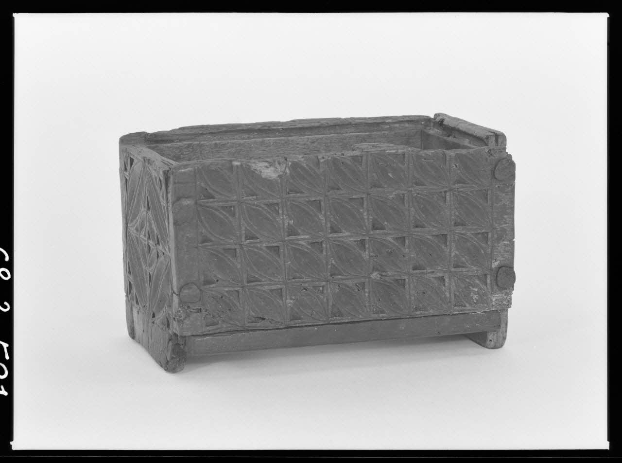 Alain Guey photographie Boîte rectangulaire en bois, avec un décor de feuillage. Provenant du Tarn-et-Garonne Ile-de-France, France 1968/3/1 Ph.1968.3.521 Photo