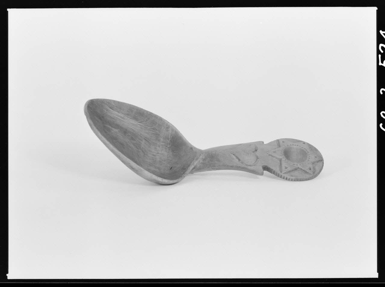 Alain Guey photographie Cuiller à soupe en buis, décorée d'un cœur et d'une étoile à six branches. Provenant des Hautes-Pyrénées Ile-de-France, France 1968/3/1 Ph.1968.3.524 Photo