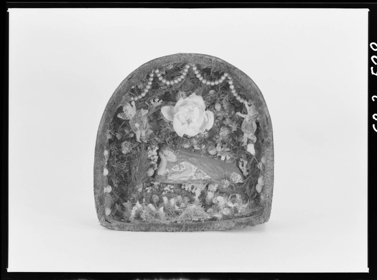 Alain Guey photographie Grotte avec statue de sainte Madeleine, couverte de mousse, végétaux, perles et coquillages Ile-de-France, France 1968/3/1 Ph.1968.3.528  Photo