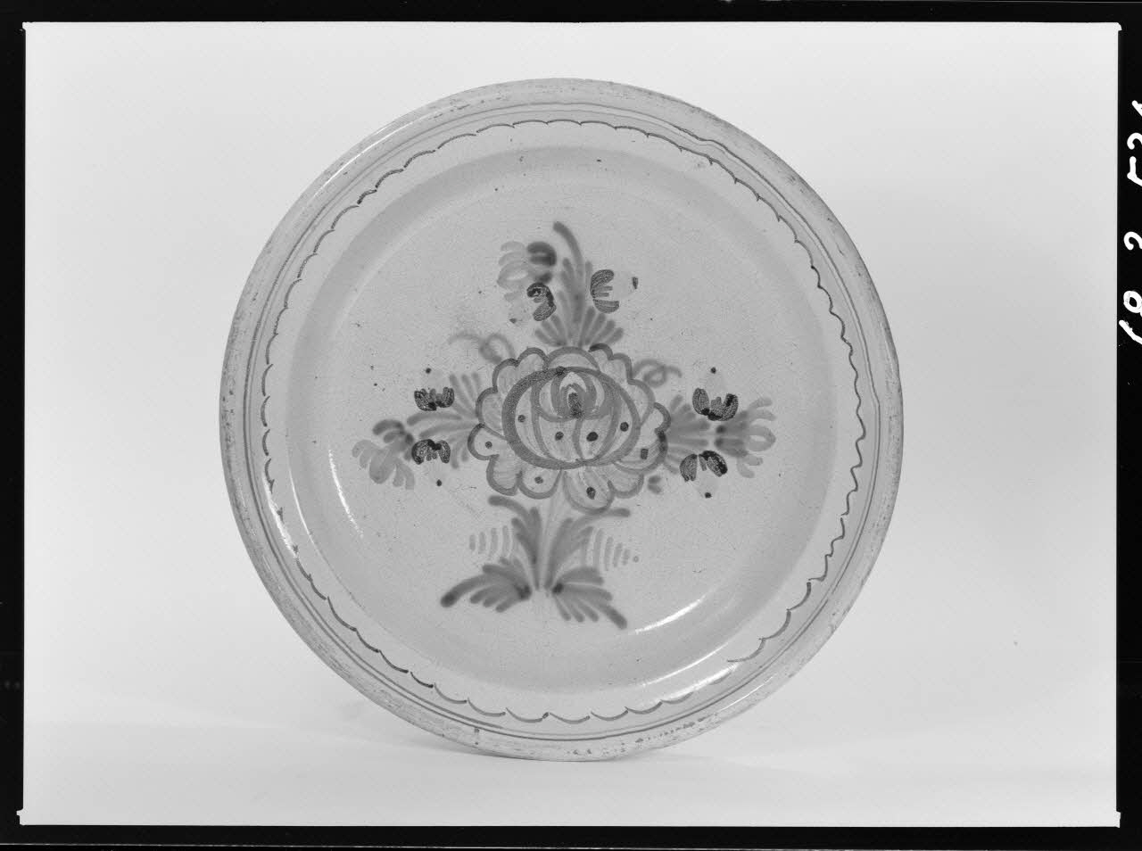 Alain Guey photographie Plat en faïence, à décor polychrome: grosses fleurs dans le fond et rameau fleuri. Provenant d'Indre-et-Loire Ile-de-France, France 1968/3/1 Ph.1968.3.534 Photo