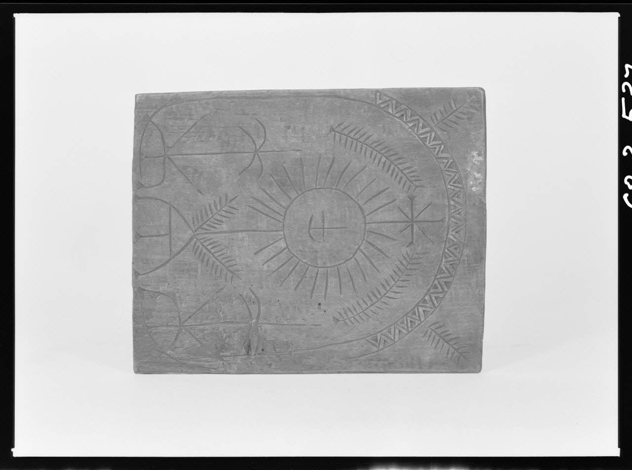 Alain Guey photographie Plioir à dentelle en bois. Décor de croix et étoiles sur une face. Provenant du Puy, en Haute-Loire Ile-de-France, France 1968/3/1 Ph.1968.3.537 Photo