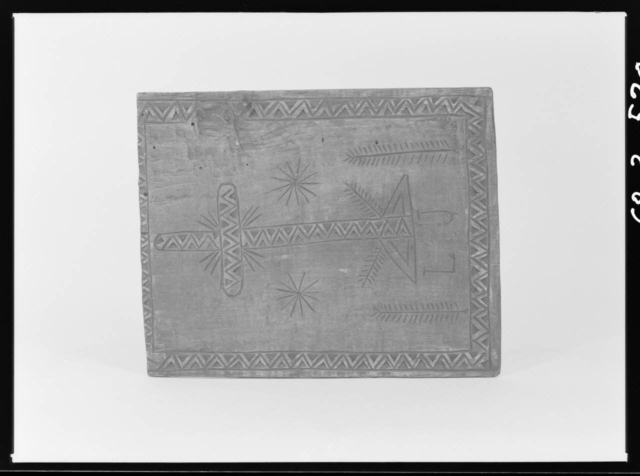 Alain Guey photographie Plioir à dentelle en bois. Décor d'ostensoir sur une face. Provenant du Puy, en Haute-Loire Ile-de-France, France 1968/3/1 Ph.1968.3.538 Photo