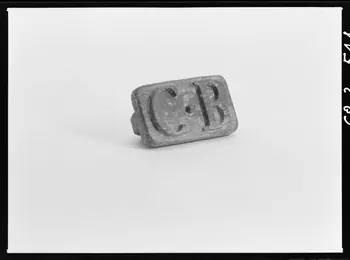 Alain Guey photographie Marque à pain en bois. Initiales sculptées en relief: "CB". Provenant de Haute-Savoie Ile-de-France, France 1968/3/1 Ph.1968.3.544 Photo