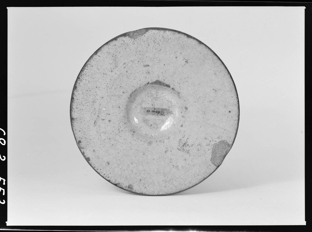 Alain Guey photographie Vire omelette circulaire, en terre ocre vernissée jaune Ile-de-France, France 1968/3/1 Ph.1968.3.553  Photo