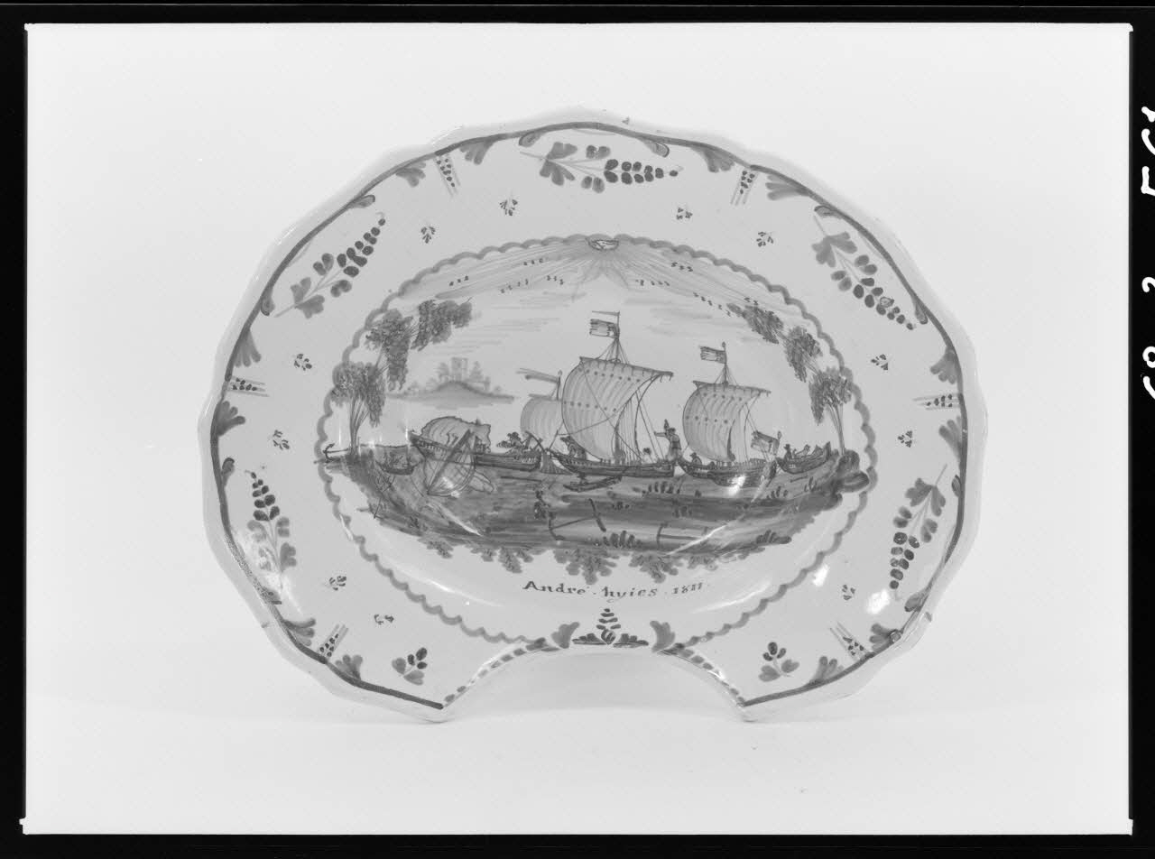 Alain Guey photographie Plat à barbe en faïence polychrome. Décoré au fond d'un navire à voiles, et de l'inscription: "André Hyies. 1811" Ile-de-France, France 1968/3/1 Ph.1968.3.561 Photo