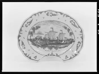 Alain Guey photographie Plat à barbe en faïence polychrome. Décoré au fond d'un navire à voiles, et de l'inscription: "André Hyies. 1811" Ile-de-France, France 1968/3/1 Ph.1968.3.561 Photo