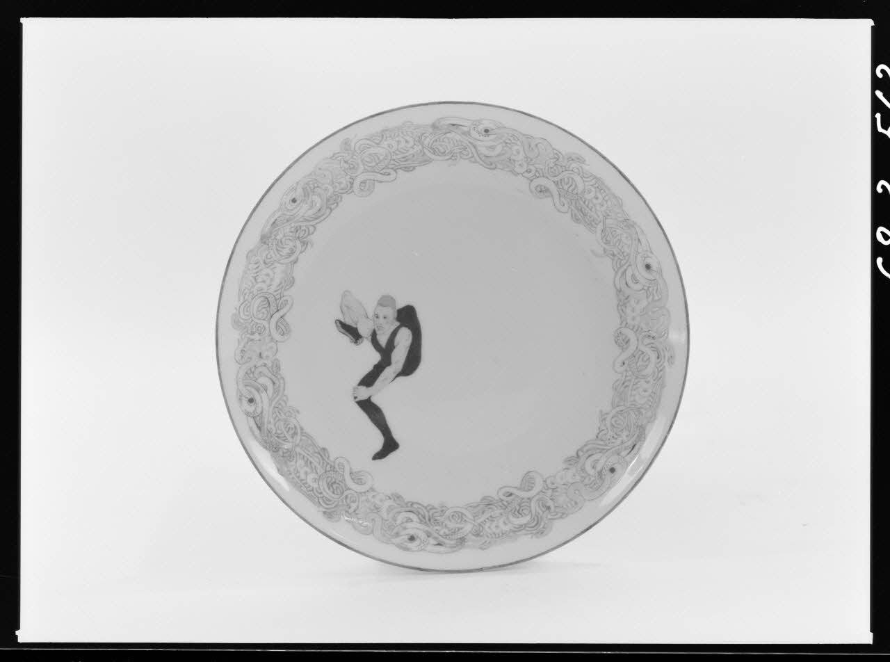 Alain Guey photographie Soucoupe en faïence polychrome. Décorée au fond d'un acrobate et de guirlandes de serpents Ile-de-France, France 1968/3/1 Ph.1968.3.563 Photo