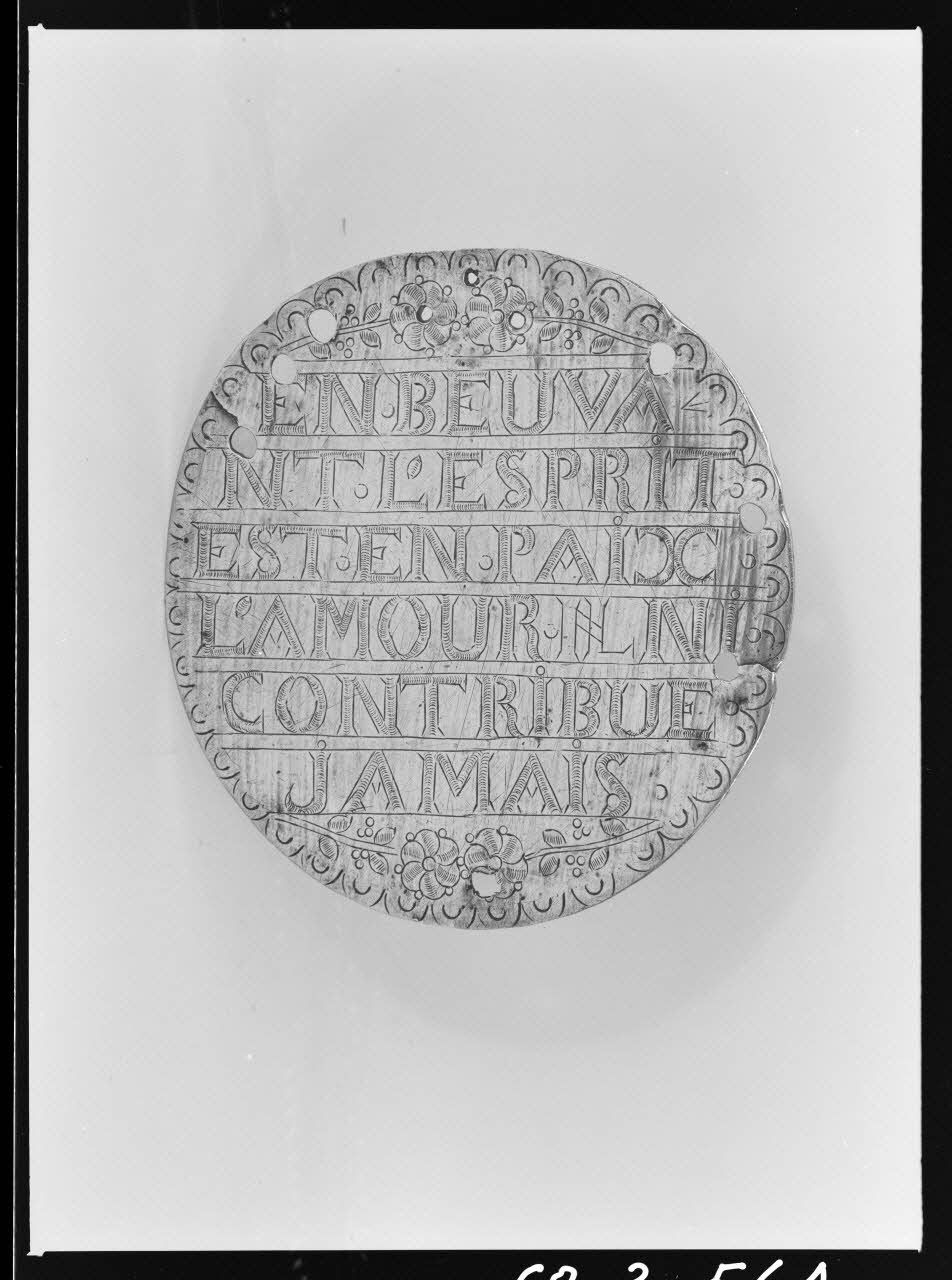 Alain Guey photographie Plaque muletière en cuivre jaune, avec inscription: "En beuvant l'esprit est en paix. L'amour il ni contribue jamais" Ile-de-France, France 1968/3/1 Ph.1968.3.564 Photo