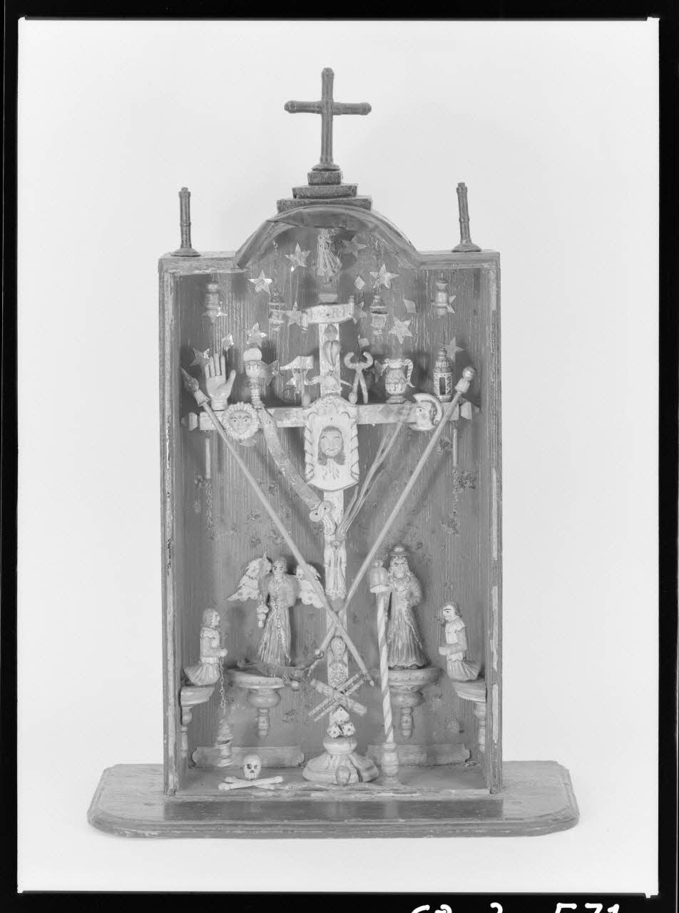 Alain Guey photographie Croix en bois polychrome, accompagnée des attributs de la Passion. Sous verre Ile-de-France, France 1968/3/1 Ph.1968.3.571 Photo
