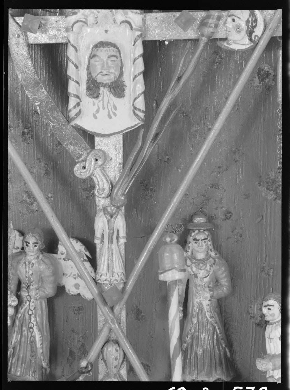 Alain Guey photographie Croix en bois polychrome, accompagnée des attributs de la Passion. Sous verre. Détail Ile-de-France, France 1968/3/1 Ph.1968.3.572 Photo