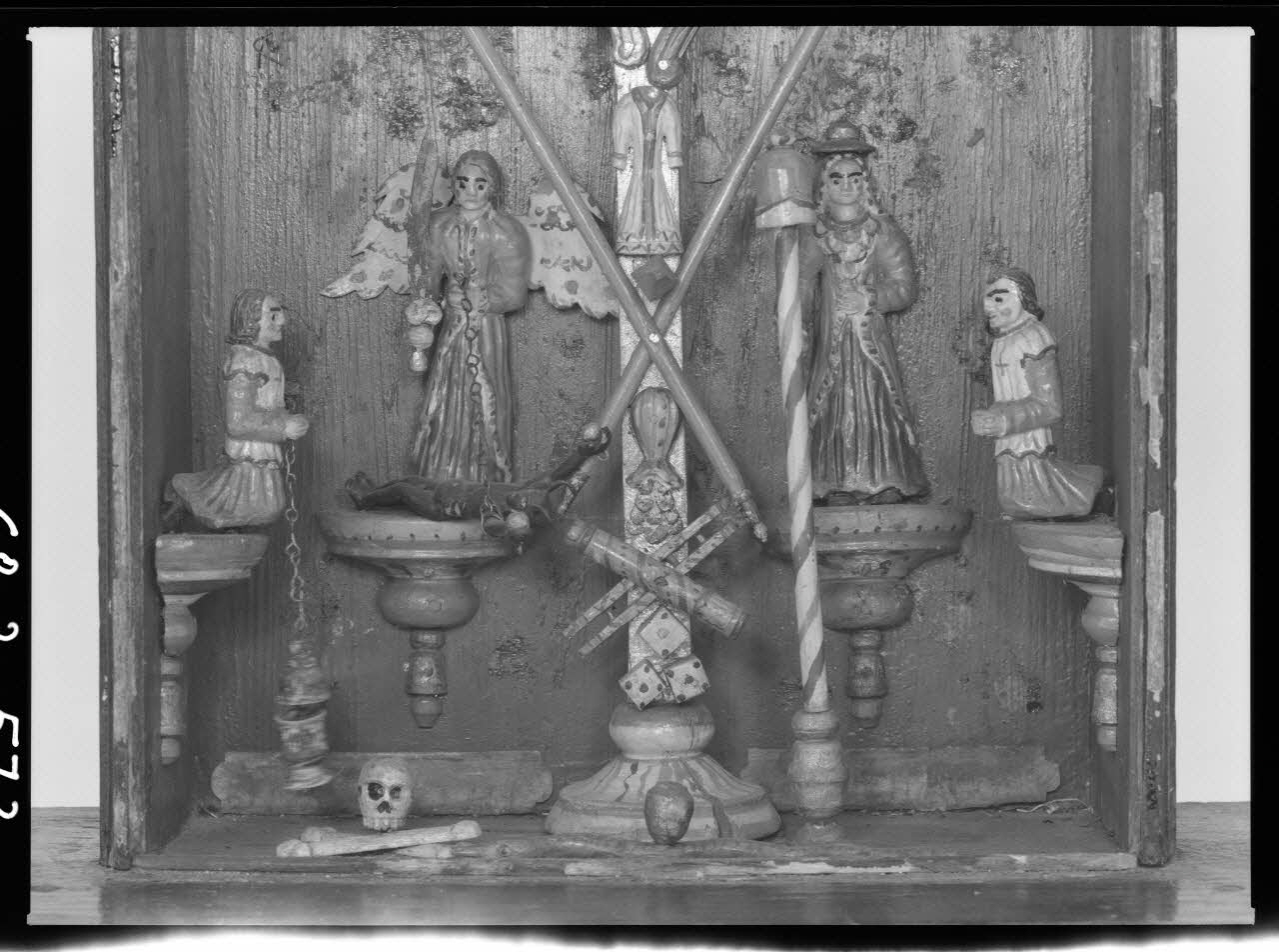 Alain Guey photographie Croix en bois polychrome, accompagnée des attributs de la Passion. Sous verre. Détail Ile-de-France, France 1968/3/1 Ph.1968.3.573 Photo