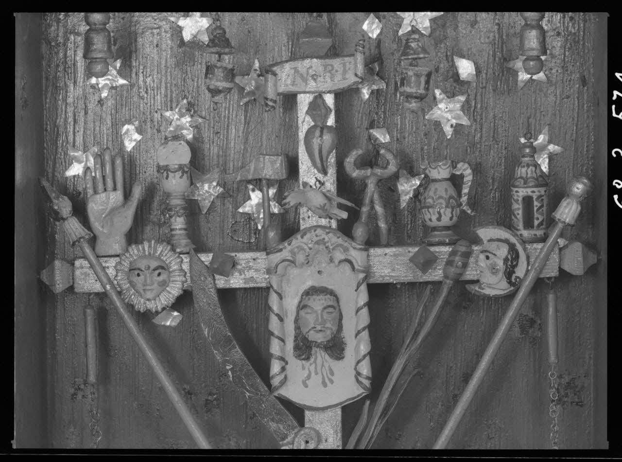 Alain Guey photographie Croix en bois polychrome, accompagnée des attributs de la Passion. Sous verre. Détail Ile-de-France, France 1968/3/1 Ph.1968.3.574 Photo