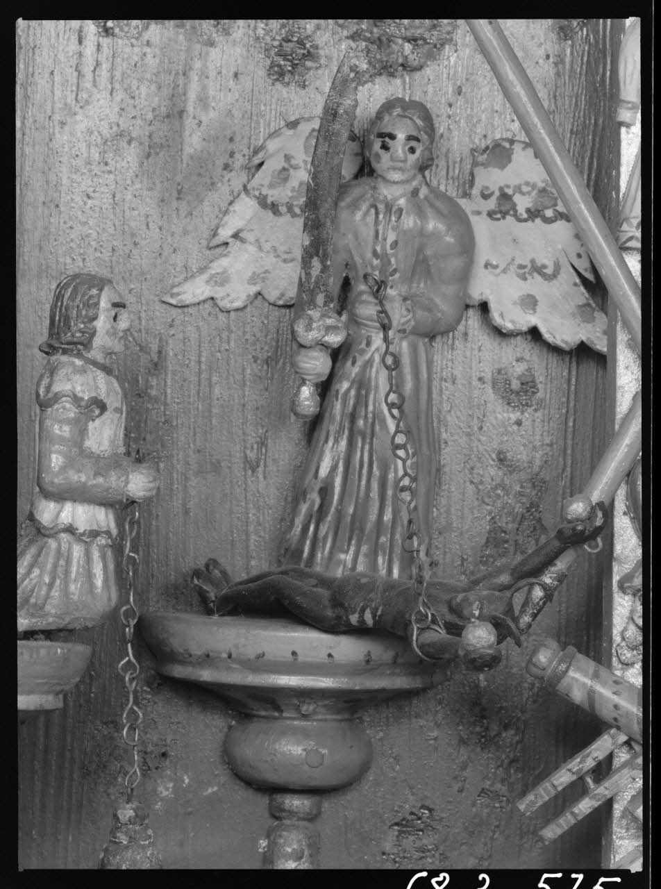 Alain Guey photographie Croix en bois polychrome, accompagnée des attributs de la Passion. Sous verre. Détail Ile-de-France, France 1968/3/1 Ph.1968.3.575 Photo