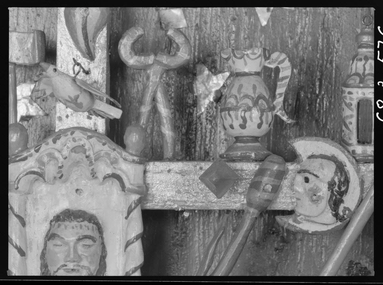 Alain Guey photographie Croix en bois polychrome, accompagnée des attributs de la Passion. Sous verre. Détail Ile-de-France, France 1968/3/1 Ph.1968.3.576 Photo