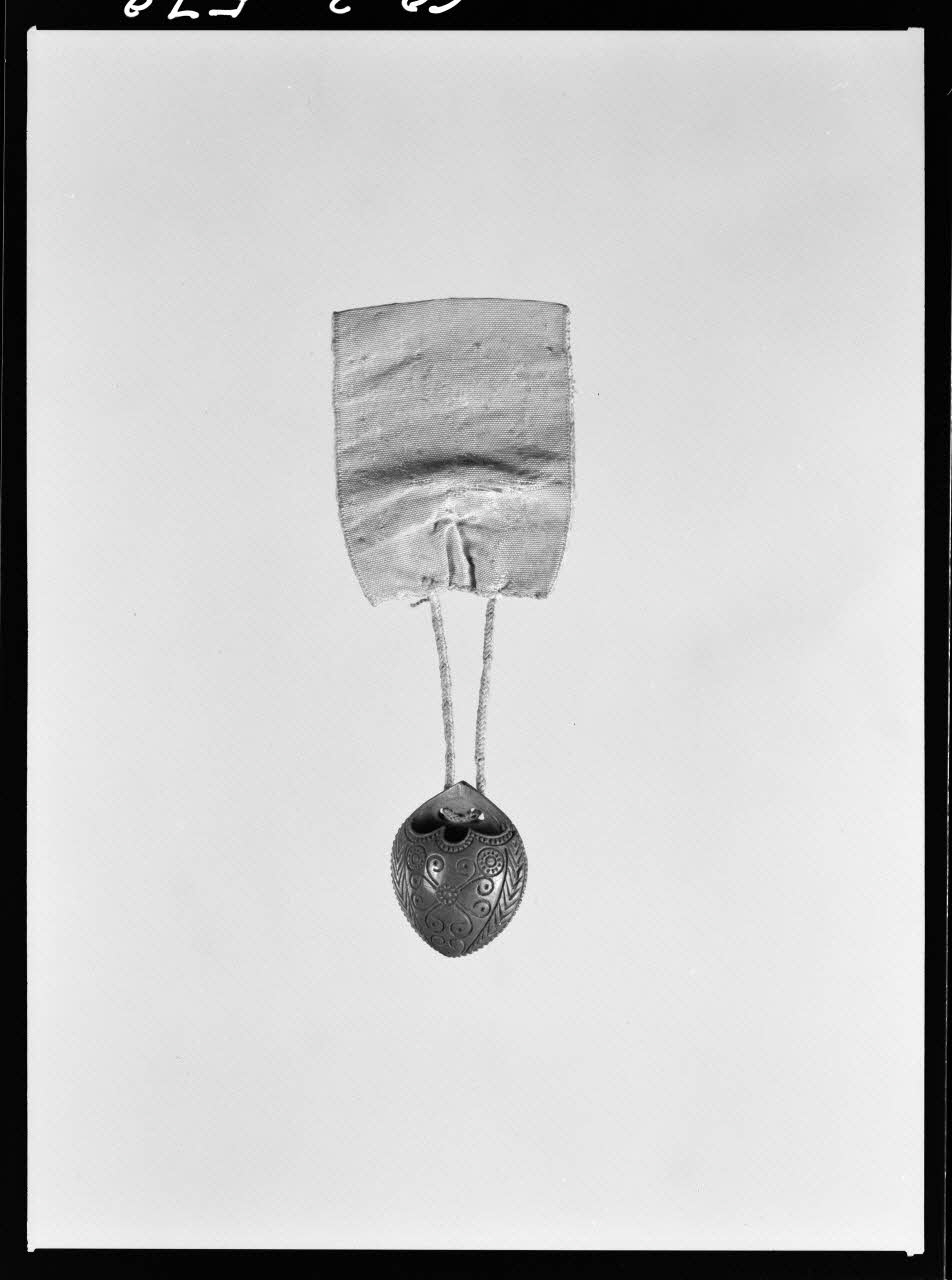 Alain Guey photographie Affiquet constitué d'un noyau gravé de l'inscription: "Maris je nées chaud lessept 1773", et accroché à un ruban de soie rose. Provenant du Maine-et-Loire Ile-de-France, France 1968/3/1 Ph.1968.3.578 Photo