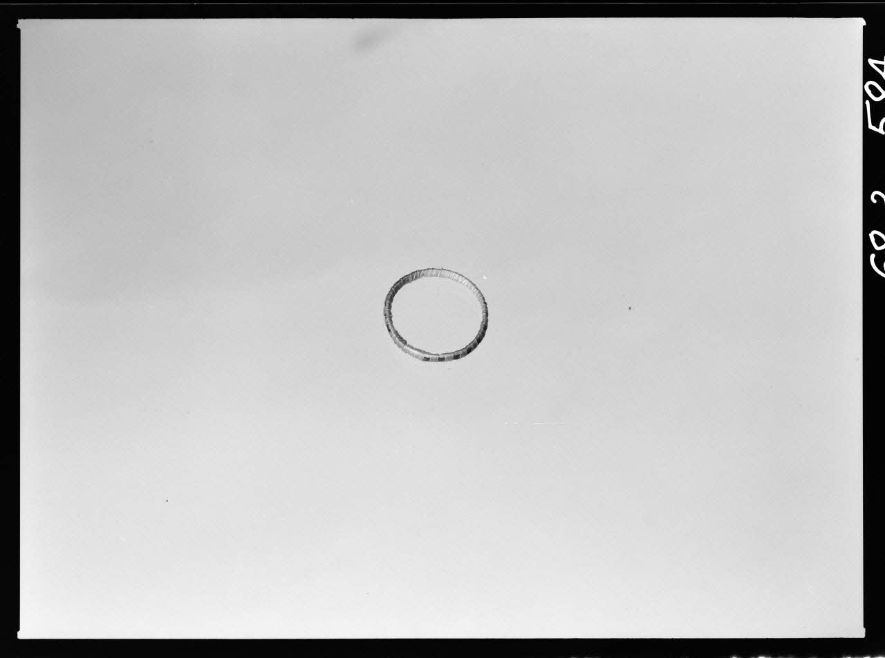 Alain Guey photographie Bague-alliance, en crin jaune et marron Ile-de-France, France 1968/3/1 Ph.1968.3.584 Photo