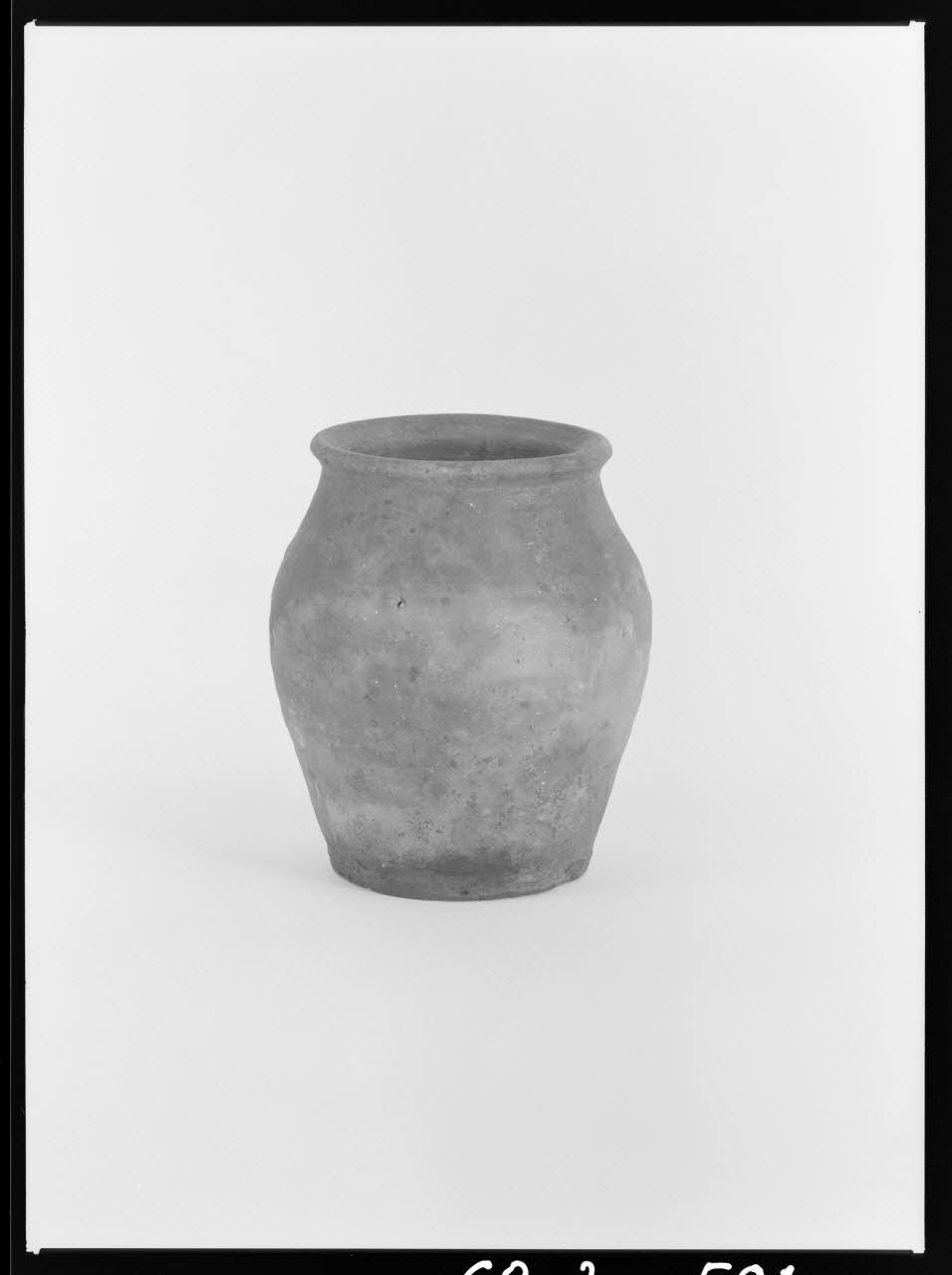 Alain Guey photographie Pot en terre brune noircie. Provenant de la Corrèze Ile-de-France, France 1968/3/1 Ph.1968.3.591 Photo