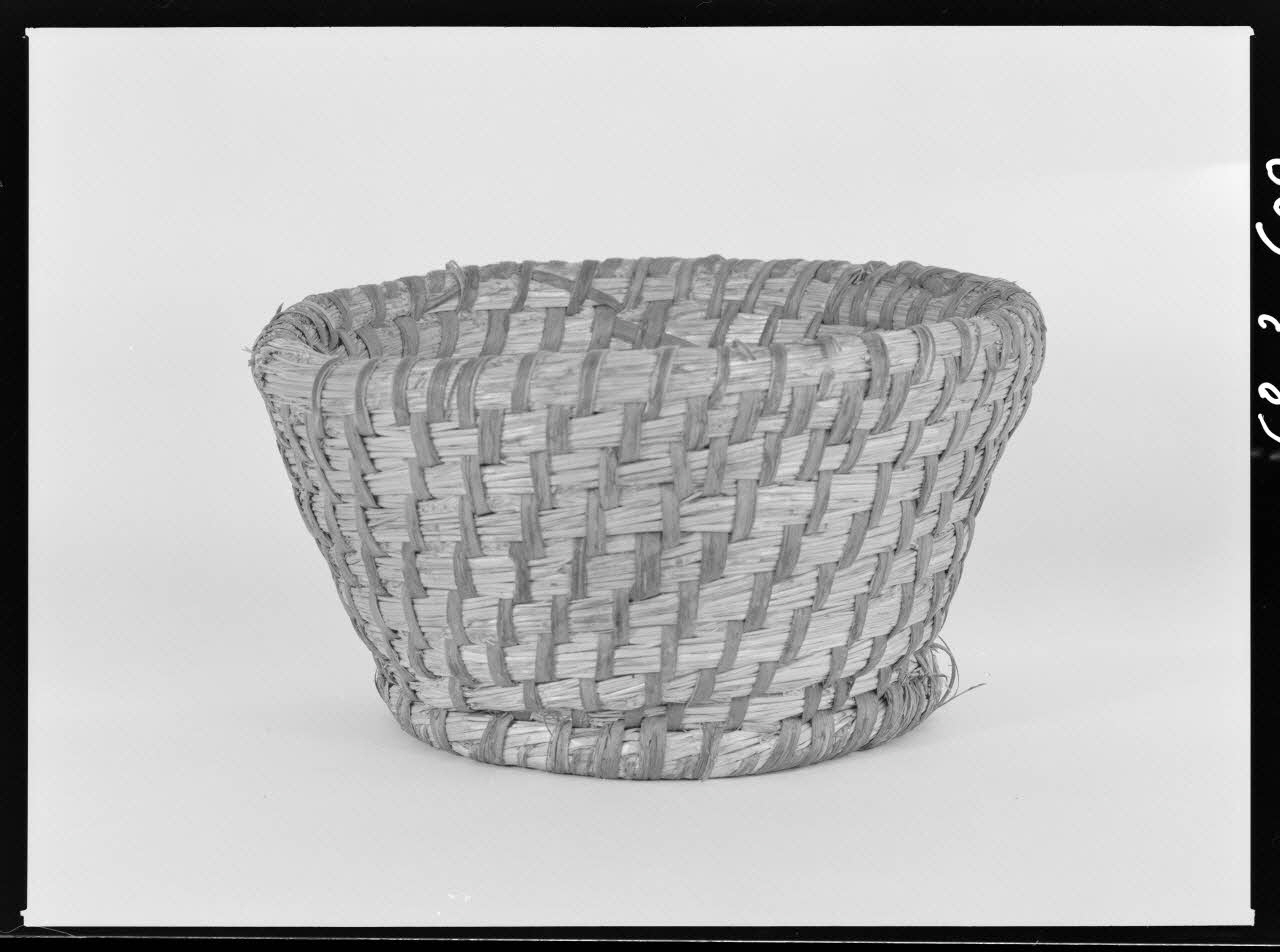 Alain Guey photographie Corbeille à grain et légumes, en paille et écorce de ronces tressées Ile-de-France, France 1968/3/1 Ph.1968.3.609 Photo