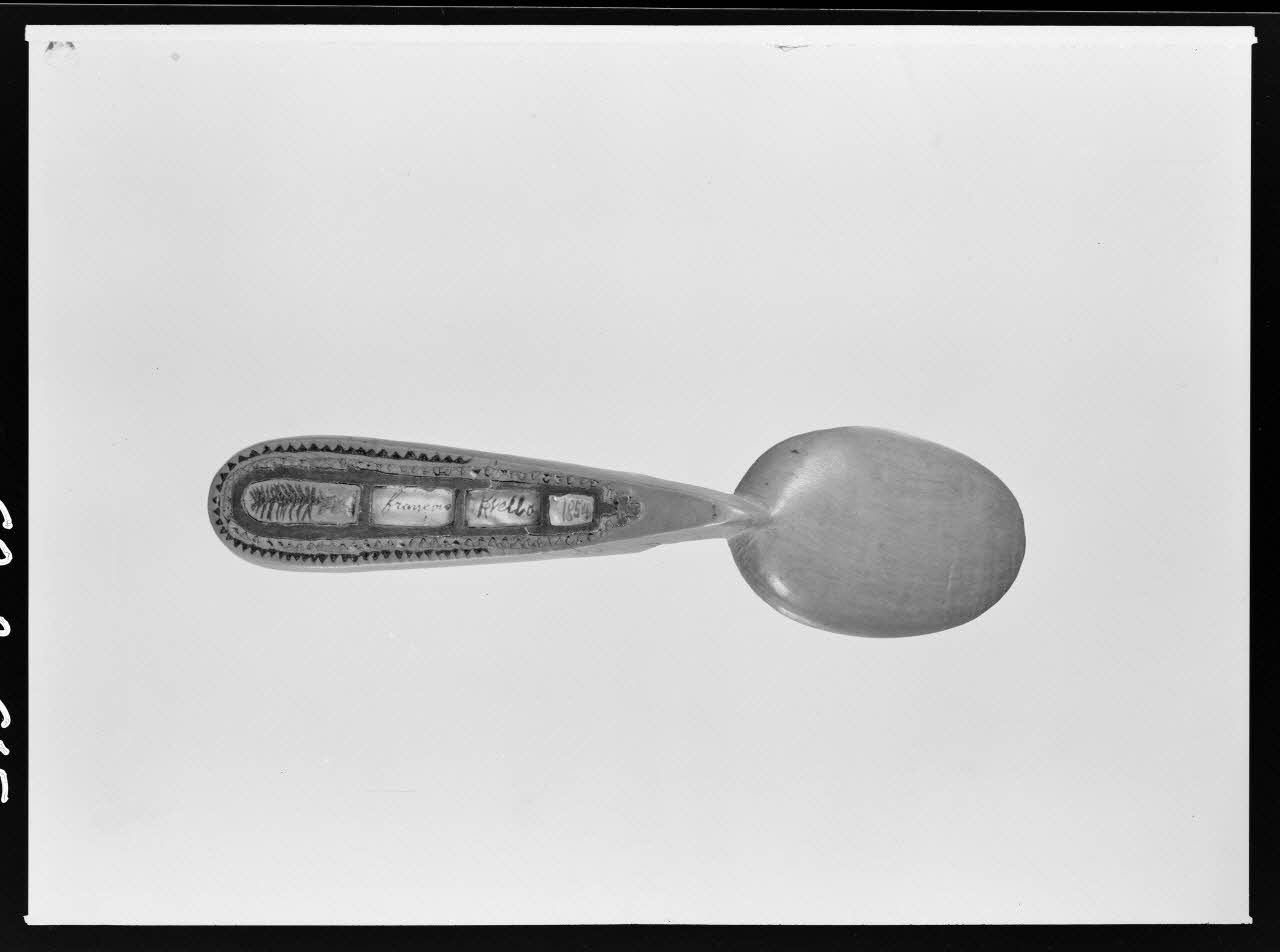 Alain Guey photographie Cuiller provenant de Bretagne. Inscription: "François Kuello 1854" Ile-de-France, France 1968/3/1 Ph.1968.3.615 Photo