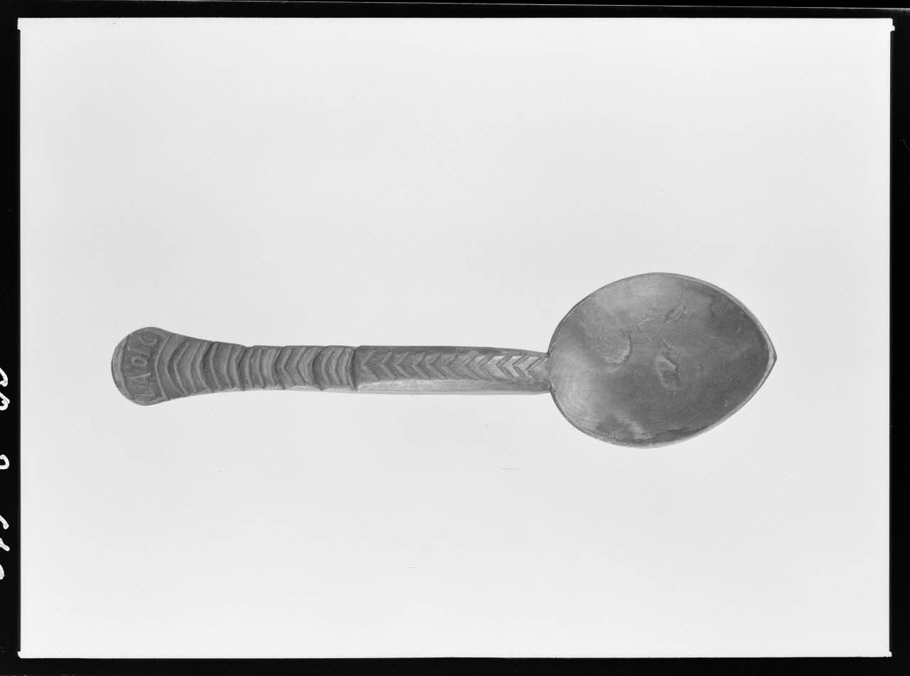 Alain Guey photographie Cuiller en bois taillé. Inscription: "Ladic" Ile-de-France, France 1968/3/1 Ph.1968.3.616 Photo