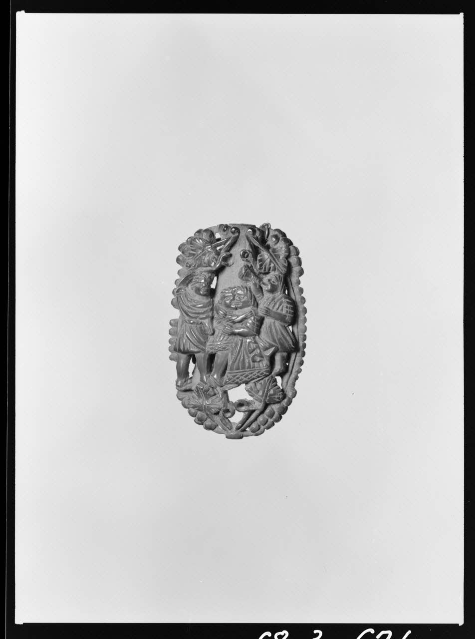 Alain Guey photographie Noyau sculpté de petits personnages Ile-de-France, France 1968/3/1 Ph.1968.3.626 Photo