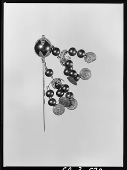 Alain Guey photographie Epingle pour châle. Constituée de verre peint, d'une grosse perle et d'une grappe de sept perles plus petites Ile-de-France, France 1968/3/1 Ph.1968.3.629 Photo