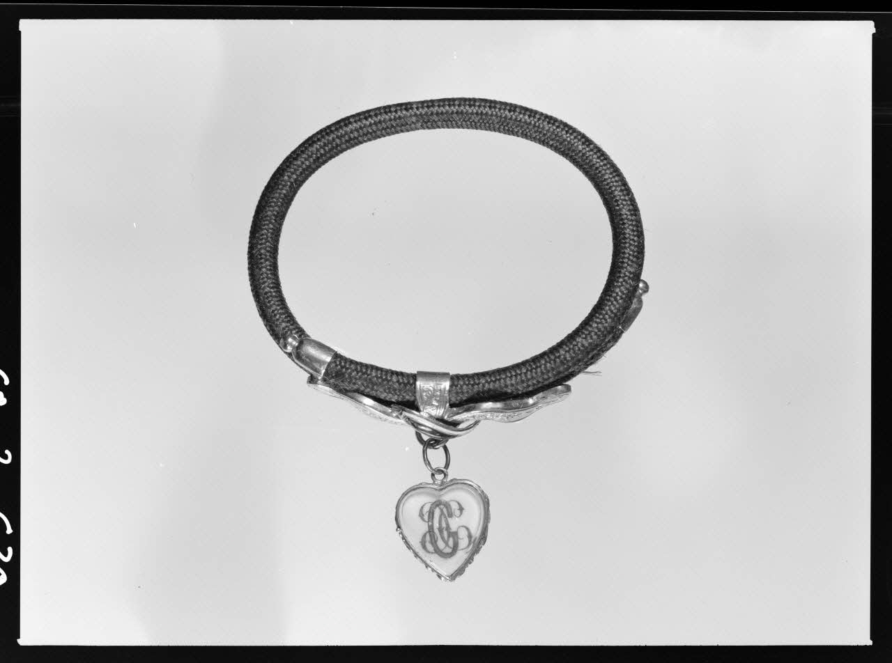 Alain Guey photographie Bracelet avec cercle en cheveux, fermoir en or et décor de fleurs et feuillage en émail bleu et blanc Ile-de-France, France 1968/3/1 Ph.1968.3.630 Photo