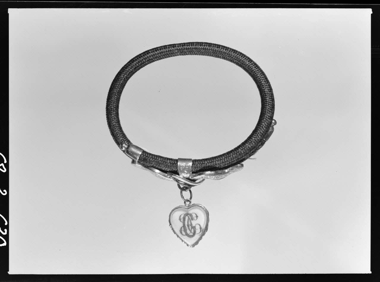 Alain Guey photographie Bracelet avec cercle en cheveux, fermoir en or et décor de fleurs et feuillage en émail bleu et blanc Ile-de-France, France 1968/3/1 Ph.1968.3.630  Photo