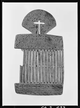 Alain Guey photographie Passette à ruban en bois, à décor géométrique Ile-de-France, France 1968/3/1 Ph.1968.3.633 Photo
