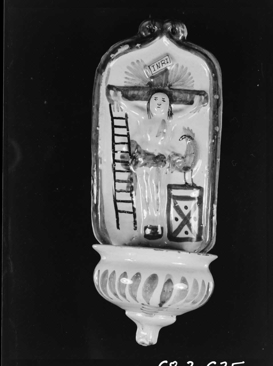 Alain Guey photographie Bénitier en faïence, décoré d'un coq et d'une échelle. Inscription: "INRI". Provenant du Finistère Ile-de-France, France 1968/3/1 Ph.1968.3.635 Photo