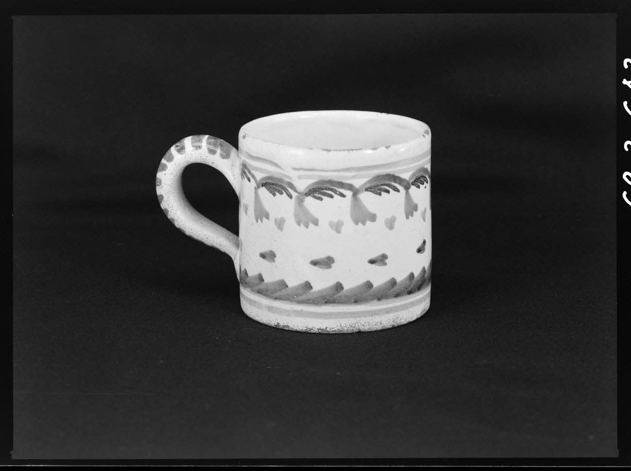 Alain Guey photographie Tasse à cidre en terre vernissée, à décor de filets orangés Ile-de-France, France 1968/3/1 Ph.1968.3.643 Photo