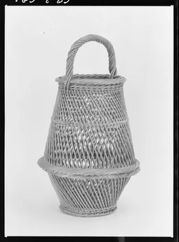 Alain Guey photographie Panier à salade en osier. Provenant d'Ardennes Ile-de-France, France 1968/4/1 Ph.1968.3.684 Photo