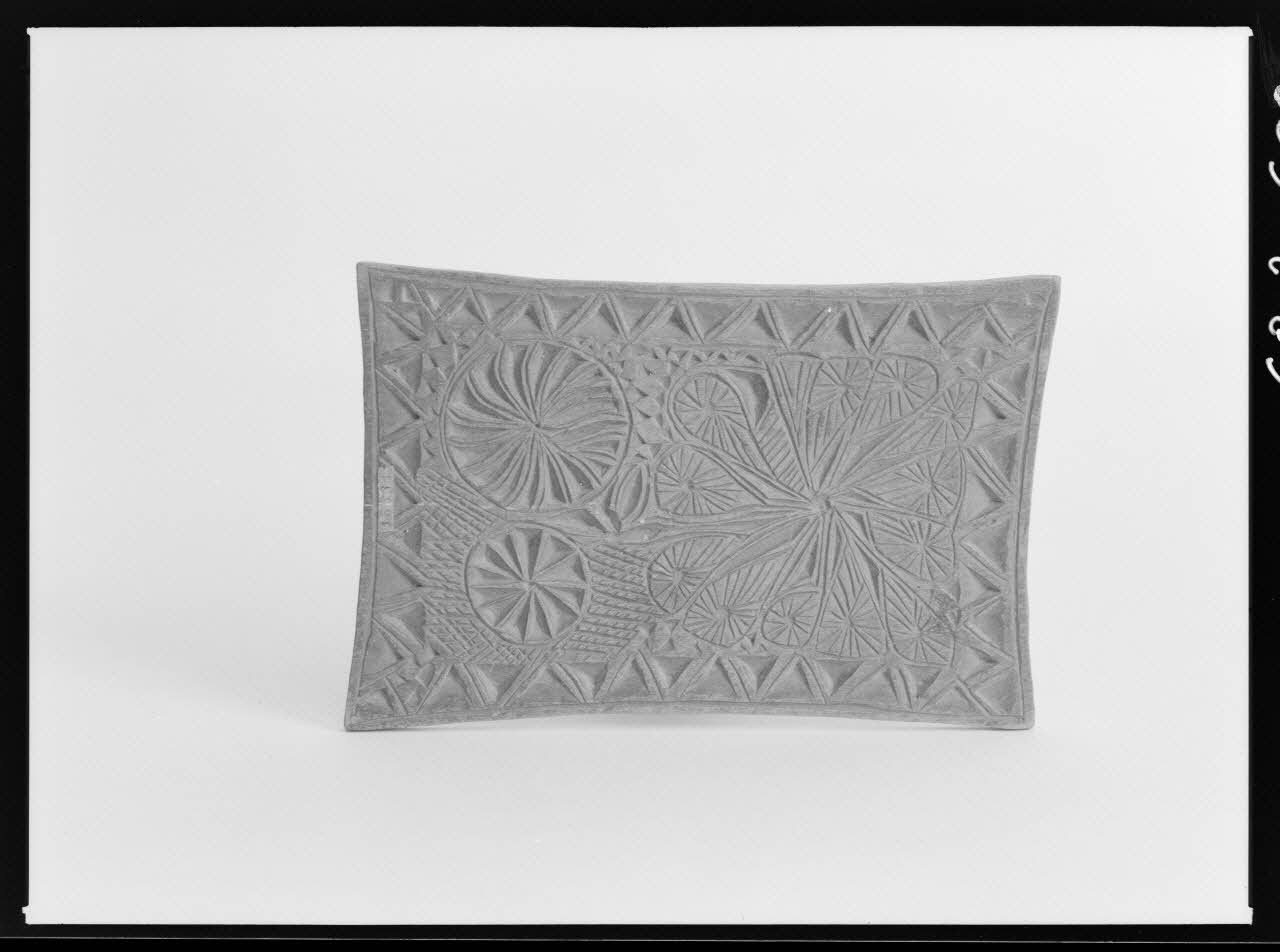 Alain Guey photographie Plioir à dentelle en bois taillé et à décor géométrique. Provenant de Velay Ile-de-France, France 1968/4/1 Ph.1968.3.692 Photo