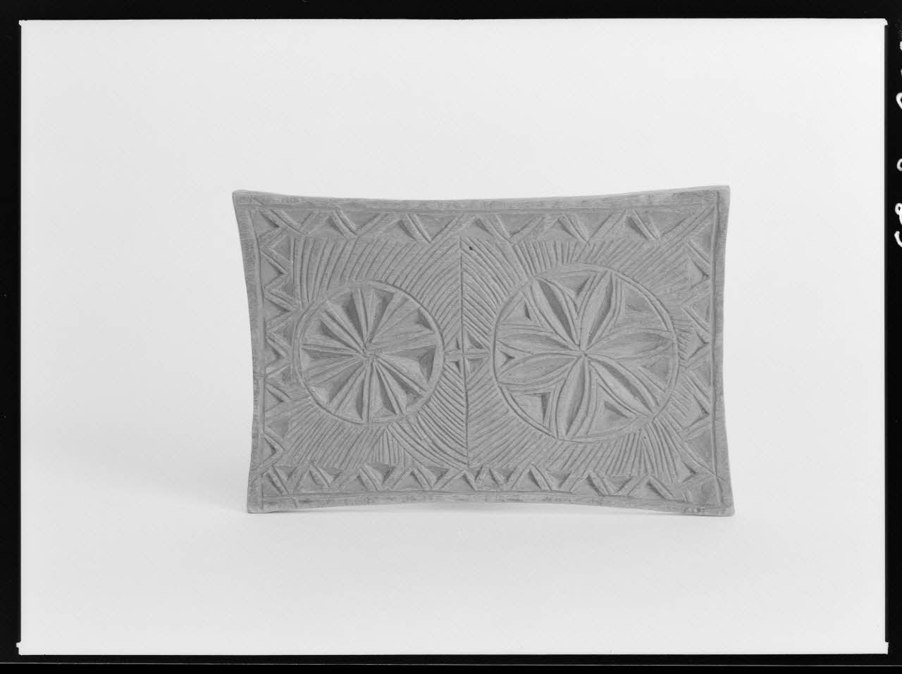 Alain Guey photographie Plioir à dentelle en bois taillé et à décor géométrique. Provenant de Velay. Seconde face Ile-de-France, France 1968/4/1 Ph.1968.3.693 Photo