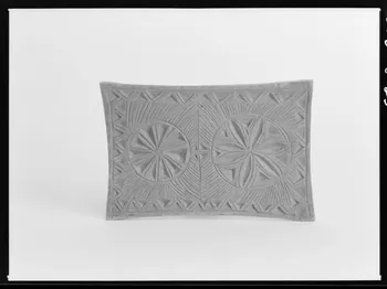 Alain Guey photographie Plioir à dentelle en bois taillé et à décor géométrique. Provenant de Velay. Seconde face Ile-de-France, France 1968/4/1 Ph.1968.3.693 Photo