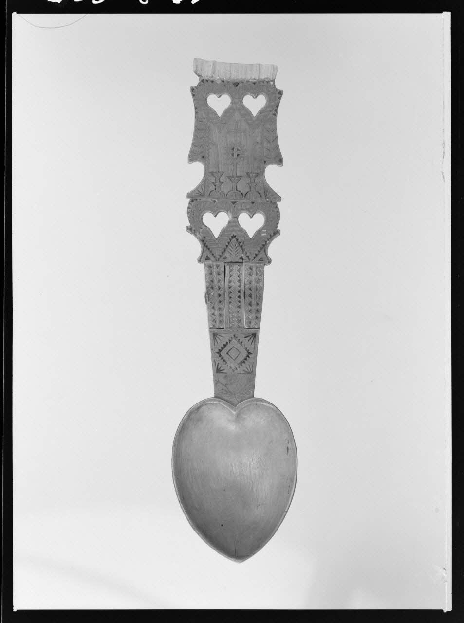 Alain Guey photographie Cuiller de fête en bois gravé et peint en rouge et bleu Ile-de-France, France 1968/4/1 Ph.1968.3.695 Photo