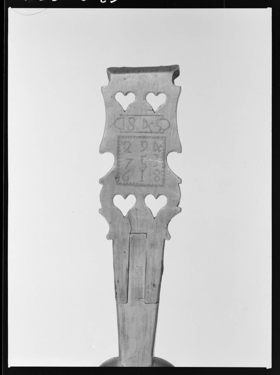 Alain Guey photographie Cuiller de fête en bois gravé et peint en rouge et bleu. Détail Ile-de-France, France 1968/4/1 Ph.1968.3.696 Photo