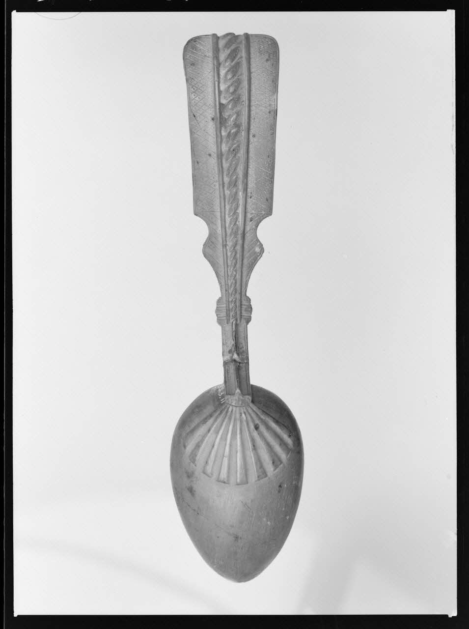 Alain Guey photographie Cuiller de fête, à manche pliant. Datée de 1845. Seconde face Ile-de-France, France 1968/4/1 Ph.1968.3.698 Photo