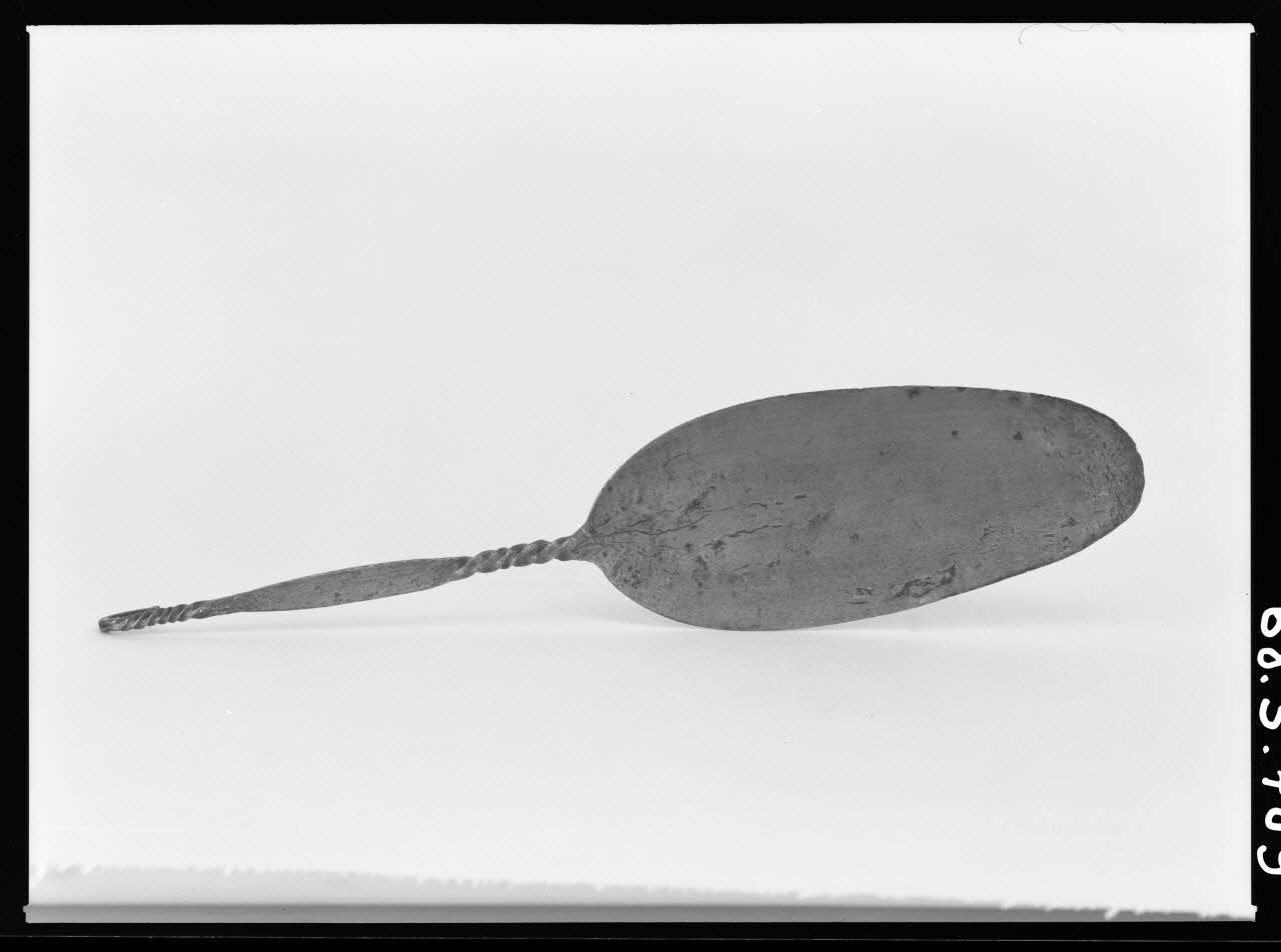 Alain Guey photographie Plioir à dentelle en bois sculpté Ile-de-France, France 1968/4/1 Ph.1968.3.707 Photo