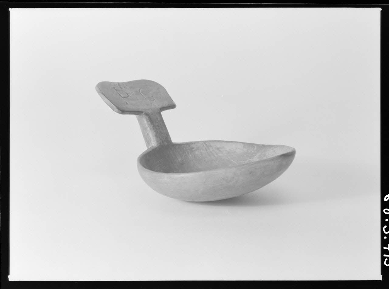 Alain Guey photographie Cuiller avec manche en bois. Inscription gravée: "PG". Provenant de l'Ariège Ile-de-France, France 1968/4/1 Ph.1968.3.715 Photo